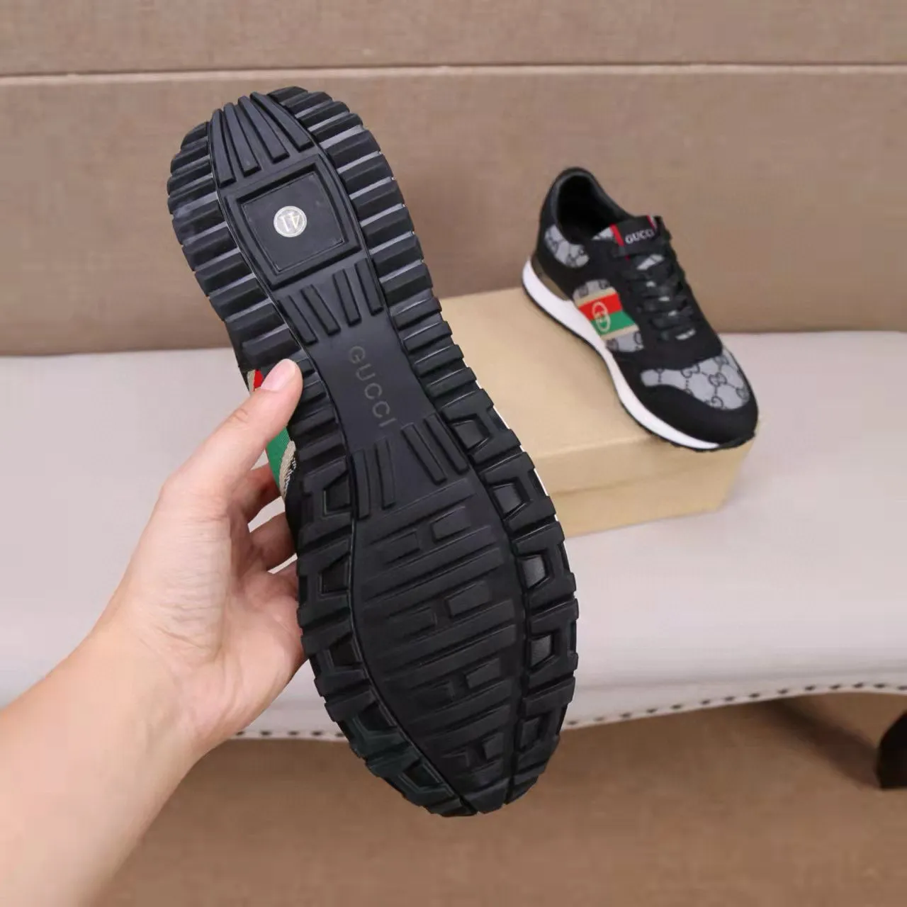 Factory price: 400💰[Gucci men's sports shoes] Gucci fashionable casual men's shoes🇨🇳Original 1:1 mold opening, new model debuts first💯Not high-profile but avant-garde, simple, low-key and fashionable, super versatile style🌿Made of original cowhide➕Sheepskin lining🎋The version is comfortable on the feet, first-class workmanship🍍Number: 38-44, (45 customized)